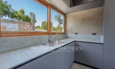 Moderna casa en condominio, con espectaculares espacios exteriores