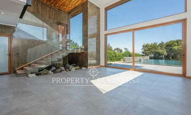 Moderna casa en condominio, con espectaculares espacios exteriores