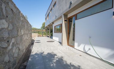 Moderna casa en condominio, con espectaculares espacios exteriores