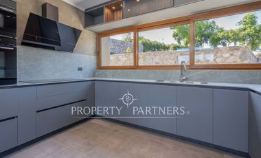 Moderna casa en condominio, con espectaculares espacios exteriores