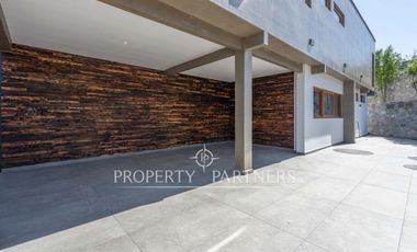 Moderna casa en condominio, con espectaculares espacios exteriores