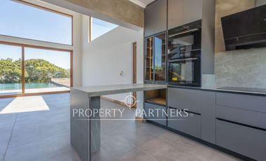 Moderna casa en condominio, con espectaculares espacios exteriores