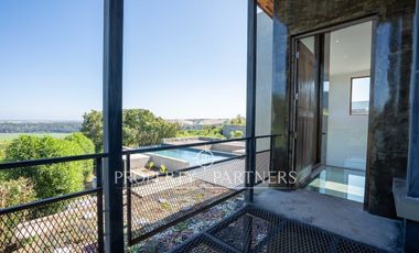 Moderna casa en condominio, con espectaculares espacios exteriores