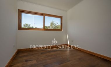 Moderna casa en condominio, con espectaculares espacios exteriores