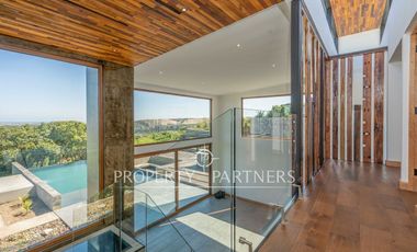 Moderna casa en condominio, con espectaculares espacios exteriores