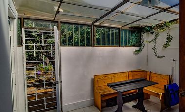 Casa con carácter y doble altura en Vitacura