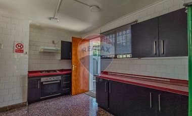 Casa con carácter y doble altura en Vitacura