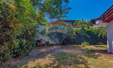 Casa con carácter y doble altura en Vitacura