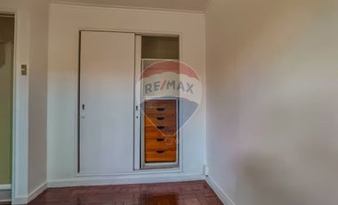 Casa con carácter y doble altura en Vitacura