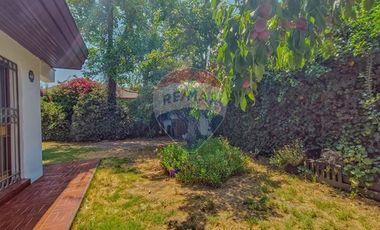 Casa con carácter y doble altura en Vitacura