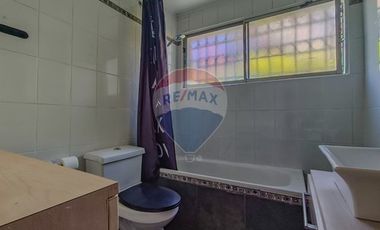 Casa con carácter y doble altura en Vitacura