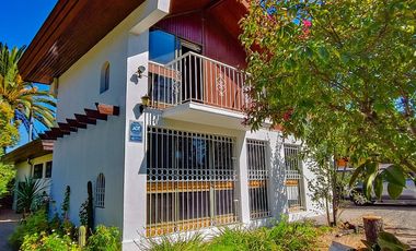 Casa con carácter y doble altura en Vitacura