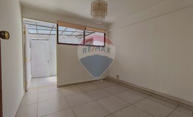 Casa con carácter y doble altura en Vitacura