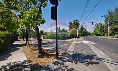 Casa con carácter y doble altura en Vitacura