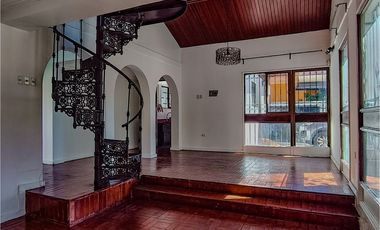 Casa con carácter y doble altura en Vitacura