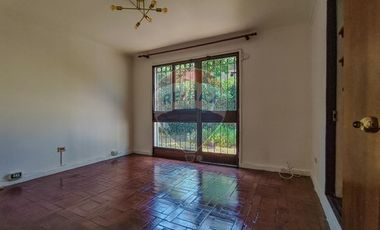 Casa con carácter y doble altura en Vitacura