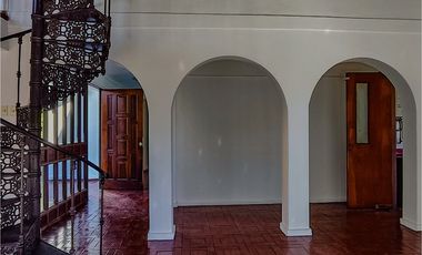 Casa con carácter y doble altura en Vitacura