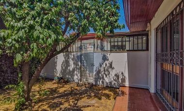 Casa con carácter y doble altura en Vitacura