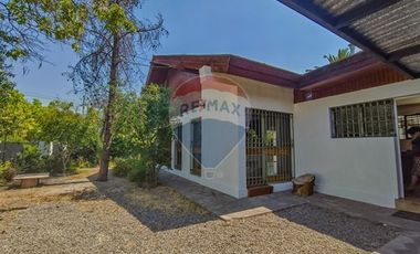 Casa con carácter y doble altura en Vitacura