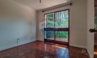 Casa con carácter y doble altura en Vitacura