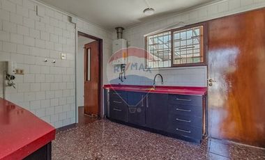 Casa con carácter y doble altura en Vitacura