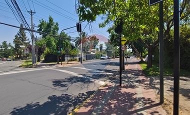 Casa con carácter y doble altura en Vitacura