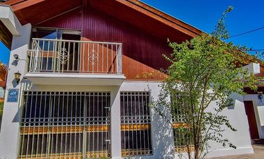 Casa con carácter y doble altura en Vitacura