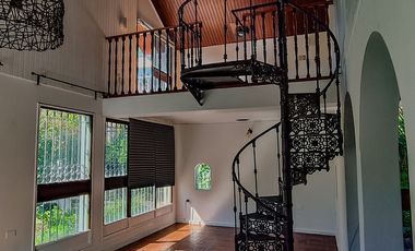 Casa con carácter y doble altura en Vitacura