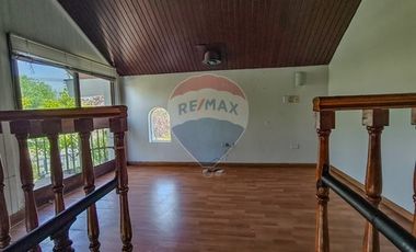 Casa con carácter y doble altura en Vitacura