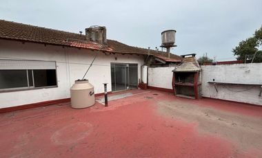 Venta Monte Grande vivienda 4 amb en planta alta y 2 locales en planta baja