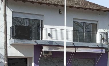 Venta Monte Grande vivienda 4 amb en planta alta y 2 locales en planta baja