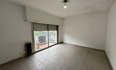 Venta Monte Grande vivienda 4 amb en planta alta y 2 locales en planta baja