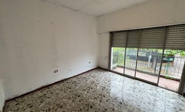 Venta Monte Grande vivienda 4 amb en planta alta y 2 locales en planta baja