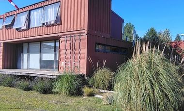FINA PATAGONIA. Casa en venta c/ cochera en San Martin de los Andes