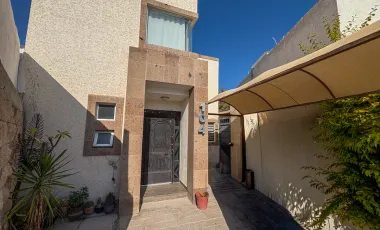 CASA EN VENTA TOTALMENTE EQUIPADA EN RESIDENCIAL SENDEROS !!!