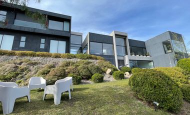 VENTA. Excelente casa moderna en parcela. 5D, 5B
