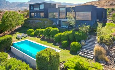 VENTA. Excelente casa moderna en parcela. 5D, 5B