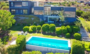 VENTA. Excelente casa moderna en parcela. 5D, 5B