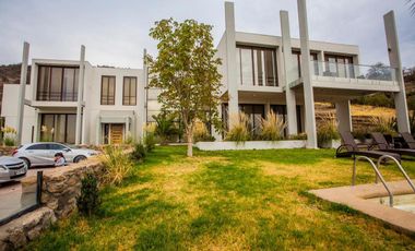 VENTA AMOBLADA Casa de 500 mts2  en parcela 8.500 mts2.