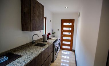 VENTA AMOBLADA Casa de 500 mts2  en parcela 8.500 mts2.