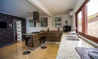 VENTA AMOBLADA Casa de 500 mts2  en parcela 8.500 mts2.