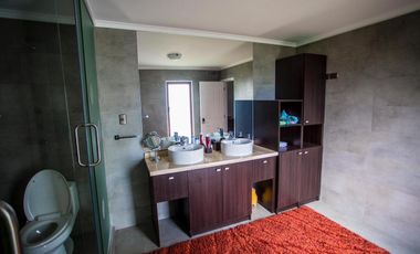 VENTA AMOBLADA Casa de 500 mts2  en parcela 8.500 mts2.