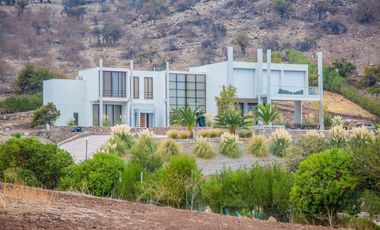 VENTA AMOBLADA Casa de 500 mts2  en parcela 8.500 mts2.