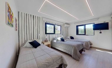 Venta moderna y amplia casa en parcela, 4h, 6B. Eficiente.