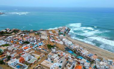 Se Vende Amplia Casa con Piscina como Terreno en Tercera Fila de Playa Pulpos, 636mt2