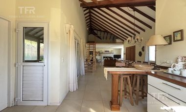 Venta en Deportivo de Costa Esmeralda - 1 planta y altillo - pileta y parrilla