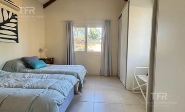 Venta en Deportivo de Costa Esmeralda - 1 planta y altillo - pileta y parrilla