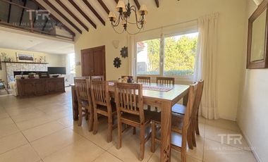 Venta en Deportivo de Costa Esmeralda - 1 planta y altillo - pileta y parrilla