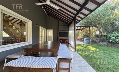 Venta en Deportivo de Costa Esmeralda - 1 planta y altillo - pileta y parrilla