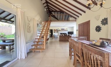 Venta en Deportivo de Costa Esmeralda - 1 planta y altillo - pileta y parrilla